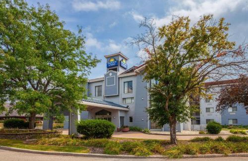 Arlington Heights Hotel | Discover Days Inn & Suites with Breakfast and Hot Tub