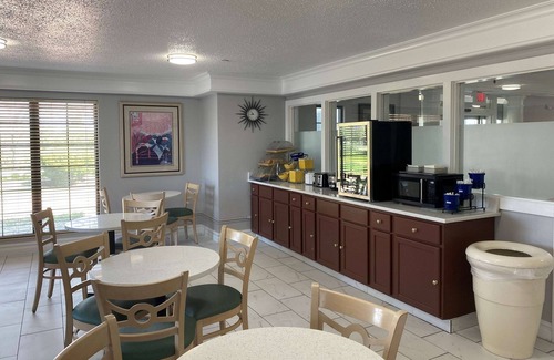 Arlington Heights Hotel | Welcoming Days Inn & Suites in Arlington Heights