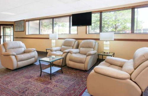Madison Heights Hotel | Convenient Stay at Days Inn & Suites in Madison Heights