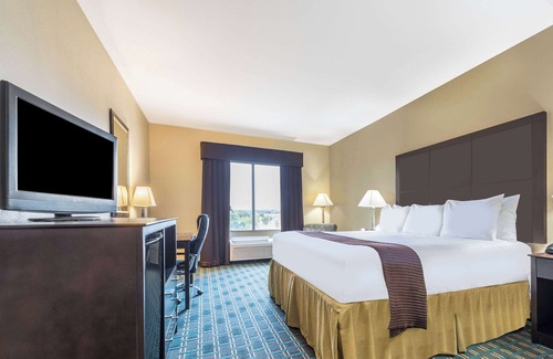 Mineral Wells Hotel | Discover Days Inn & Suites: Pool, Spa, and Family-Friendly