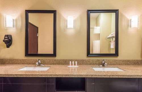 Mineral Wells Hotel | Discover Days Inn & Suites: Pool, Spa, and Family-Friendly