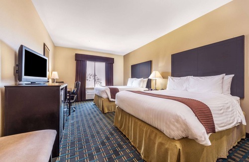 Mineral Wells Hotel | Discover Days Inn & Suites: Pool, Spa, and Family-Friendly