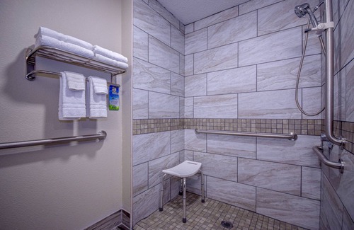 Wisconsin Dells Hotel | Welcoming Days Inn & Suites: Pool, Spa, and Family Fun