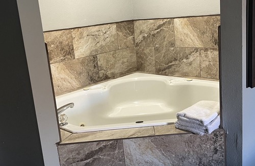 Williamsburg Hotel | Comfortable Stays at Days Inn & Suites Williamsburg IA