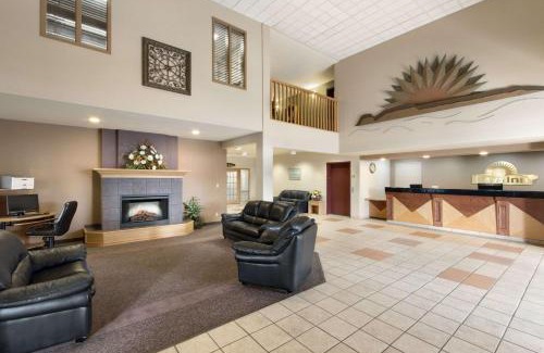 Thunder Bay Hotel | Comfortable Days Inn & Suites: Family-Friendly with Pool