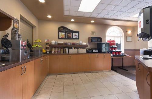 Thunder Bay Hotel | Comfortable Days Inn & Suites: Family-Friendly with Pool