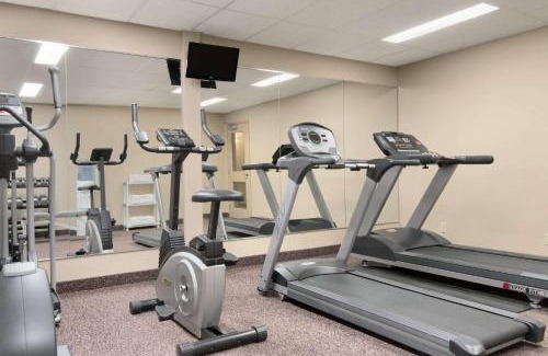 Thunder Bay Hotel | Comfortable Days Inn & Suites: Family-Friendly with Pool