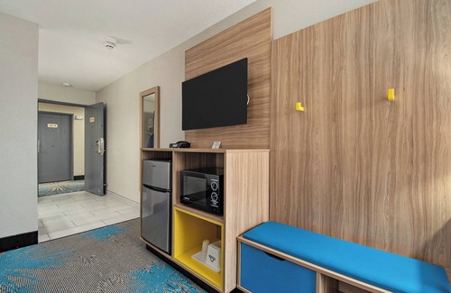 Mount Pleasant Hotel | Family-Friendly Days Inn & Suites with Pool and Spa