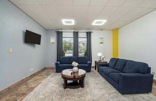 Mount Pleasant Hotel | Family-Friendly Days Inn & Suites with Pool and Spa