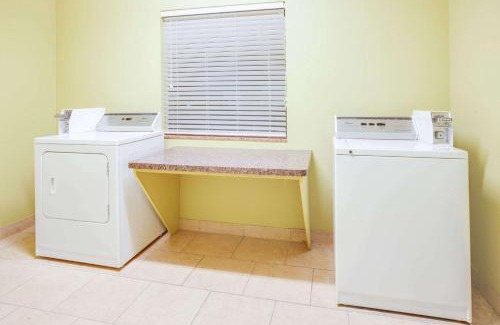 Russellville Hotel | Pet-Friendly Stay at Days Inn & Suites in Russellville