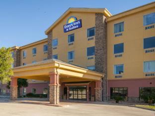 San Antonio Hotel | Pet-Friendly Days Inn & Suites Near Frost Bank Center