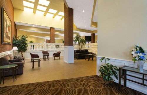 Tallahassee Hotel | Convenient Days Inn & Suites Near Tallahassee Conference Center