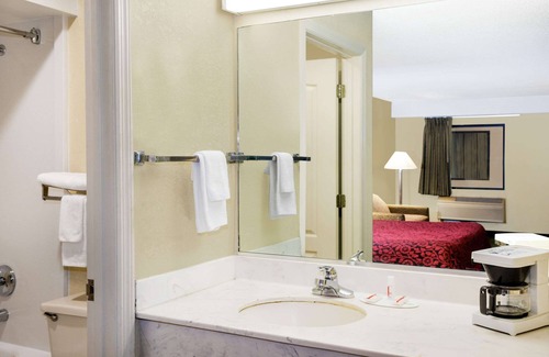 West Columbia Hotel | Comfortable Days Inn & Suites Near Columbia Airport