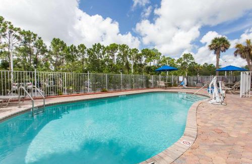 Fort Pierce Hotel | Comfortable Stay at Days Inn & Suites Fort Pierce with Pool