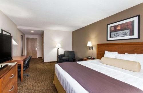 Fort Pierce Hotel | Comfortable Stay at Days Inn & Suites Fort Pierce with Pool