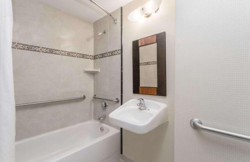 Fort Pierce Hotel | Comfortable Stay at Days Inn & Suites Fort Pierce with Pool