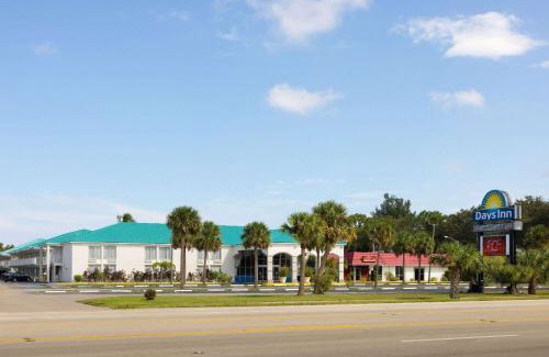 Fort Pierce Hotel | Comfortable Days Inn by Wyndham Fort Pierce with Pool Access