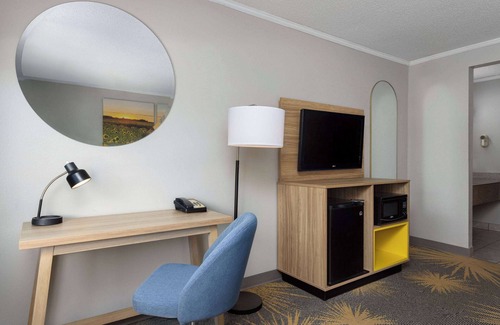 Kansas City Hotel | Budget-Friendly Days Inn & Suites with Kitchen & Breakfast