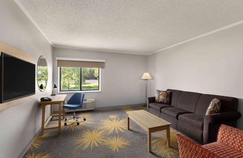 Kansas City Hotel | Budget-Friendly Days Inn & Suites with Kitchen & Breakfast