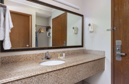 Kansas City Hotel | Budget-Friendly Days Inn & Suites with Kitchen & Breakfast