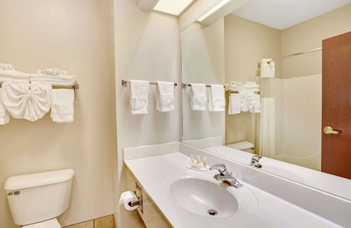Bridgeport Hotel | Discover Days Inn & Suites: Family-Friendly Comfort Awaits