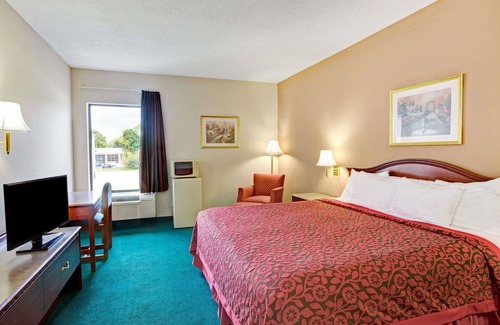 Bridgeport Hotel | Discover Days Inn & Suites: Family-Friendly Comfort Awaits