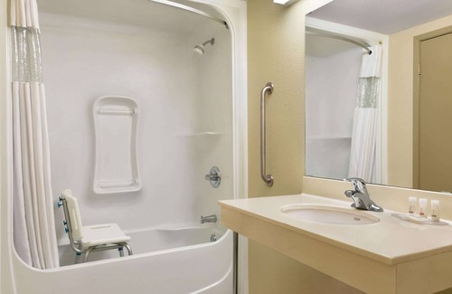 Thompson Hotel | Top-Rated Days Inn & Suites in Thompson with Great Amenities
