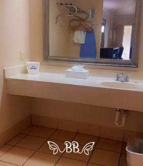 Elmendorf Hotel | Pet-Friendly Retreat at Days Inn & Suites Braunig Lake