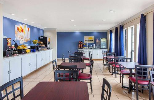 Elmendorf Hotel | Pet-Friendly Retreat at Days Inn & Suites Braunig Lake