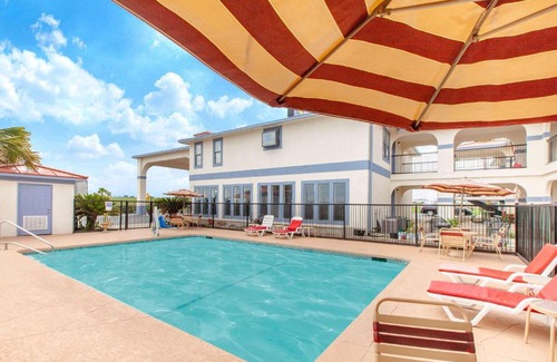 Elmendorf Hotel | Pet-Friendly Retreat at Days Inn & Suites Braunig Lake