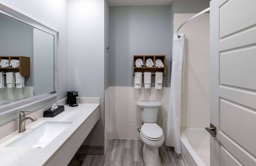 Greater East End Hotel | Discover Days Inn & Suites: Comfort Near University of Houston