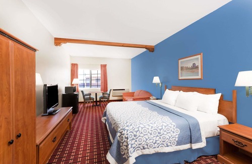 Lordsburg Hotel | Relax at Days Inn & Suites in Lordsburg - Pool & Breakfast