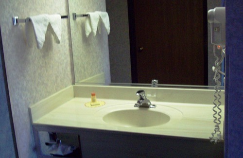 Lordsburg Hotel | Relax at Days Inn & Suites in Lordsburg - Pool & Breakfast