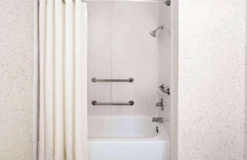 Opelousas Hotel | Pet-Friendly Days Inn & Suites with Pool in Opelousas
