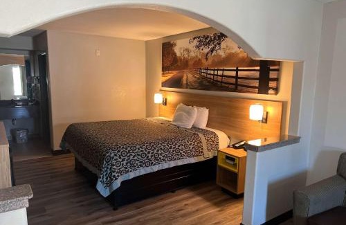 Opelousas Hotel | Pet-Friendly Days Inn & Suites with Pool in Opelousas