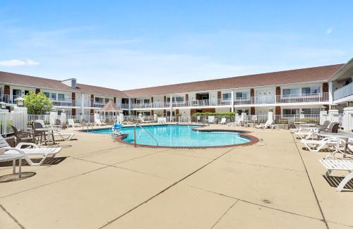 Roseville Hotel | Relaxing Stay at Days Inn & Suites Roseville/Detroit Area