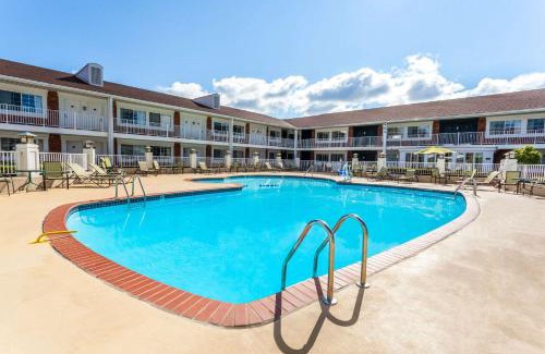 Roseville Hotel | Relaxing Stay at Days Inn & Suites Roseville/Detroit Area