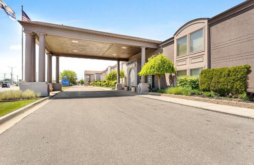 Roseville Hotel | Relaxing Stay at Days Inn & Suites Roseville/Detroit Area
