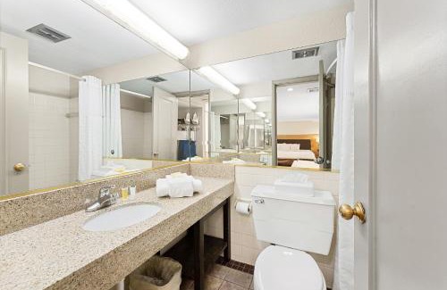 Roseville Hotel | Relaxing Stay at Days Inn & Suites Roseville/Detroit Area