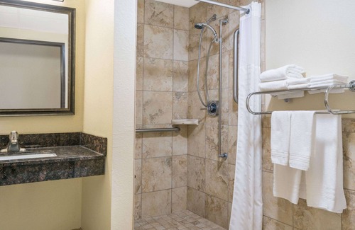 Brainerd Hotel | Discover Days Inn & Suites: Pool, Spa & Family Friendly
