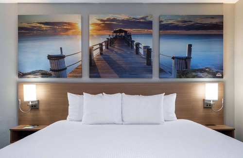 Commerce Hotel | Family-Friendly Days Inn & Suites Near Commerce with Pool