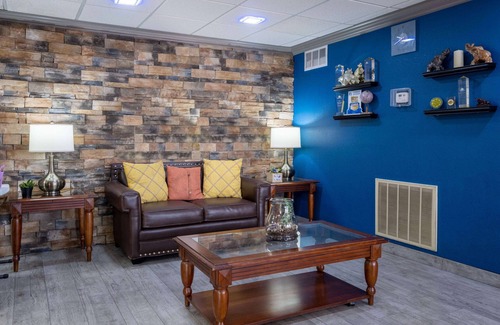 Commerce Hotel | Family-Friendly Days Inn & Suites Near Commerce with Pool