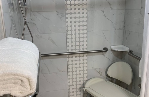 Commerce Hotel | Family-Friendly Days Inn & Suites Near Commerce with Pool