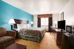 Conroe Hotel | Relax at Days Inn & Suites by Wyndham Conroe North