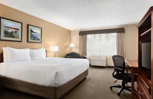 Moncton Hotel | Pet-Friendly Days Inn & Suites with Ocean View and Pool