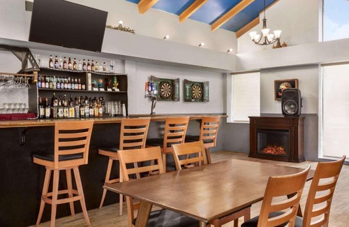 Moncton Hotel | Pet-Friendly Days Inn & Suites with Ocean View and Pool