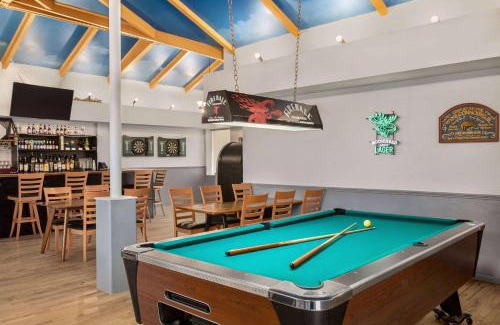 Moncton Hotel | Pet-Friendly Days Inn & Suites with Ocean View and Pool