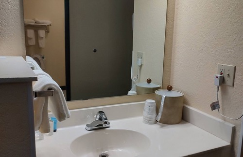 Fargo Hotel | Comfortable Days Inn & Suites Fargo with Pool and Breakfast
