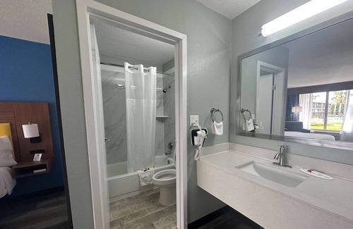 Jennings Hotel | Comfortable Days Inn & Suites by Wyndham Jennings Awaits