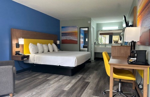Jennings Hotel | Comfortable Days Inn & Suites by Wyndham Jennings Awaits